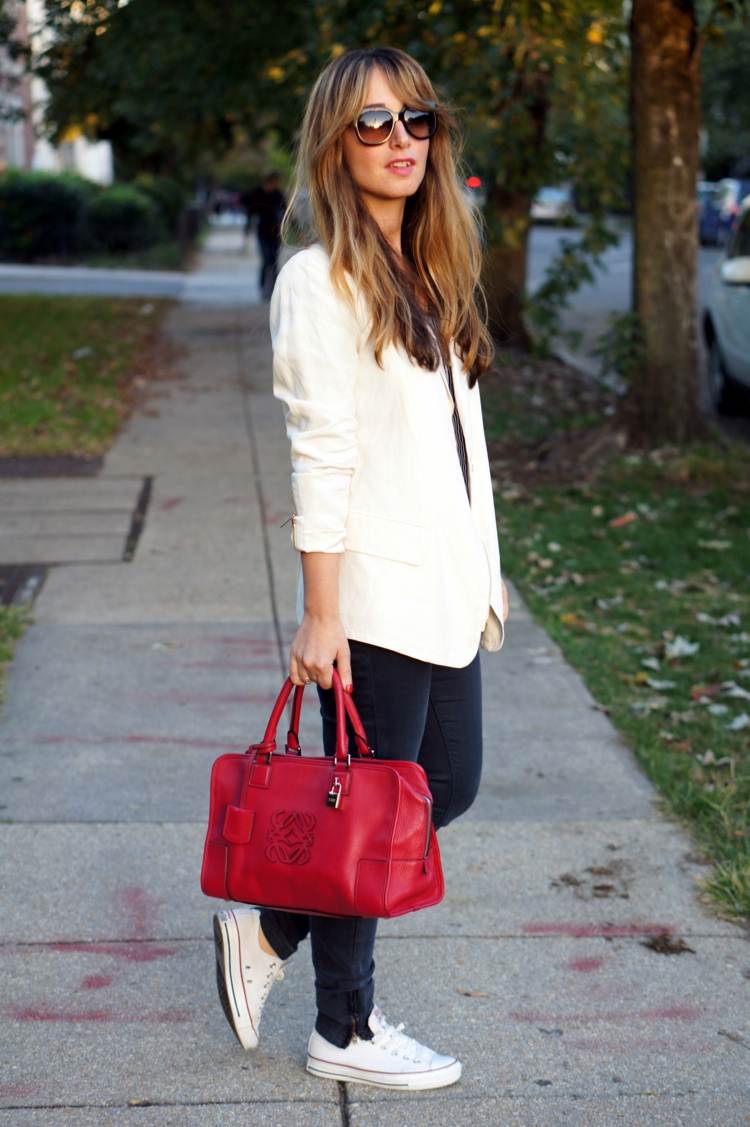 Biele skľučovadlá a blúzka jesenné oblečenie skľučovadlo blúzka červené kabelky slnečné okuliare