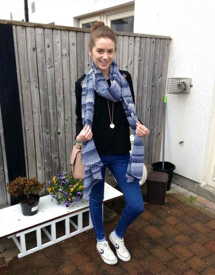 Outfitový nápad s bielymi skľučovadlami a šatkou v modrých odtieňoch jesenné oblečenie skrášľuje džínsy s modrými nuansami