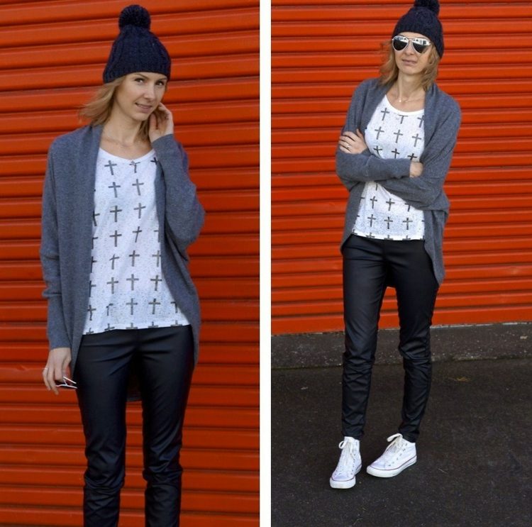 Jesenný outfit so skľučovadlami - voľné legíny a čiapka ako doplnok jesenný outfit so skľučovadlami biela košeľa kríža bunda sivé nohavice kožená čiapka bobble