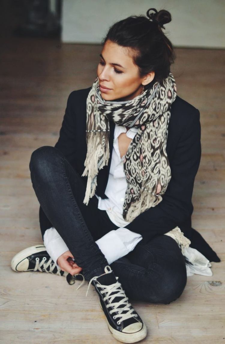 Klasické skľučovadlá v čiernej farbe v kombinácii s blejzerom jesenný outfit s chucks čiernou šatkou s leopardím vzorom