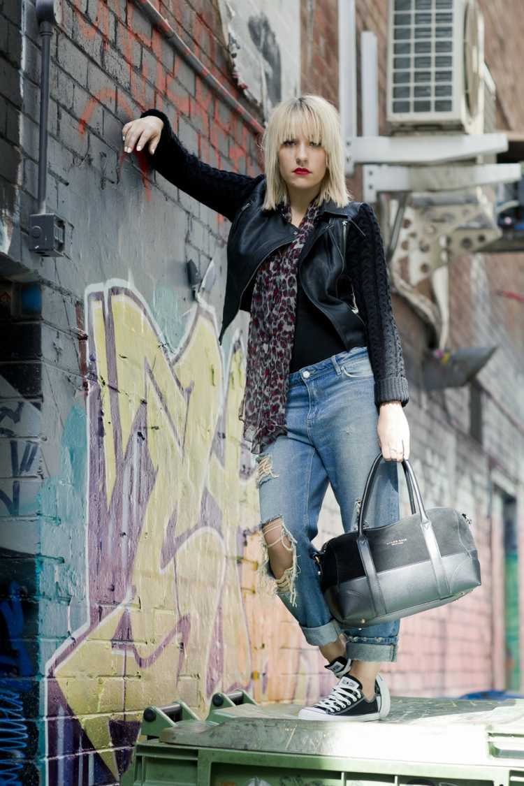 Punkový outfit so skľučovadlami, použitými džínsami a koženou bundou jesenný outfit s koženou bundou v štýle chucks punk rock