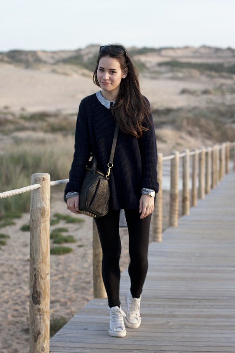 K jesennému outfitu s Chucks si oblečte ležérne legíny a svetre jesenný outfit s chucks svetrom kabelka k legínam