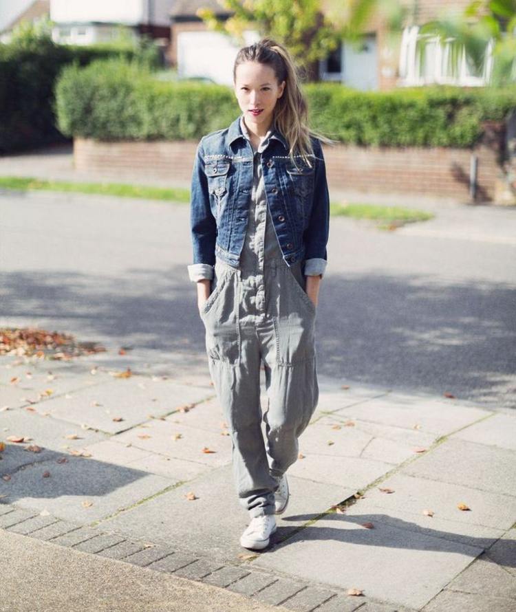 Dámsky outfit s montérkami, skľučovadlami a riflovou bundou jesenný outfit s chucks dungarees denimovou bundou dámskou