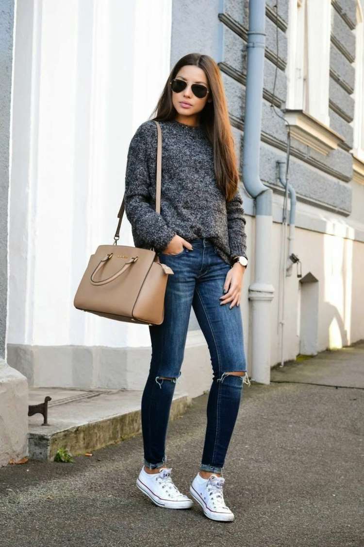 Na jeseň si oblečte útulný sveter jesenný outfit skľučuje športový elegantný sveter tmavošedá dámska taška béžová