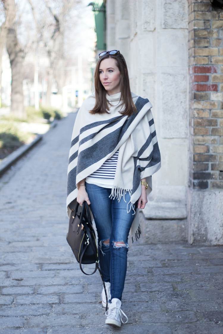 Na jeseň noste široký šál ako pončo jesenné oblečenie skľučovadlo pončo pruhy džínsy použitý vzhľad