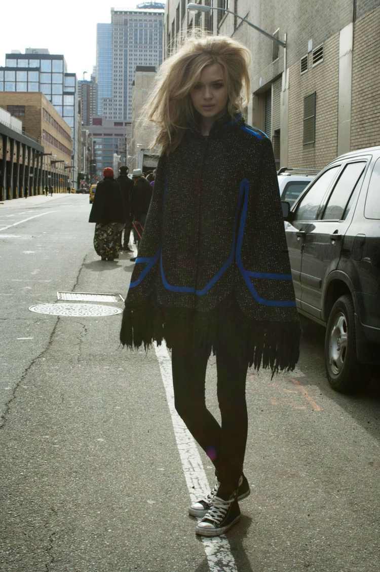 Skľučovadlá a elegantné pončo jesenné oblečenie skĺbi nápad pončo čierno modré akcenty