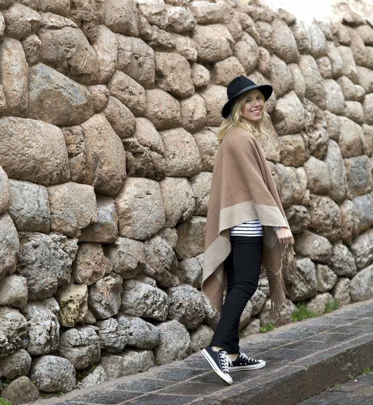 Oblečenie na pončo pre ženy so skľučovadlami jesenný outfit skľučkuje pončo hnedý klobúk čierne nohavice