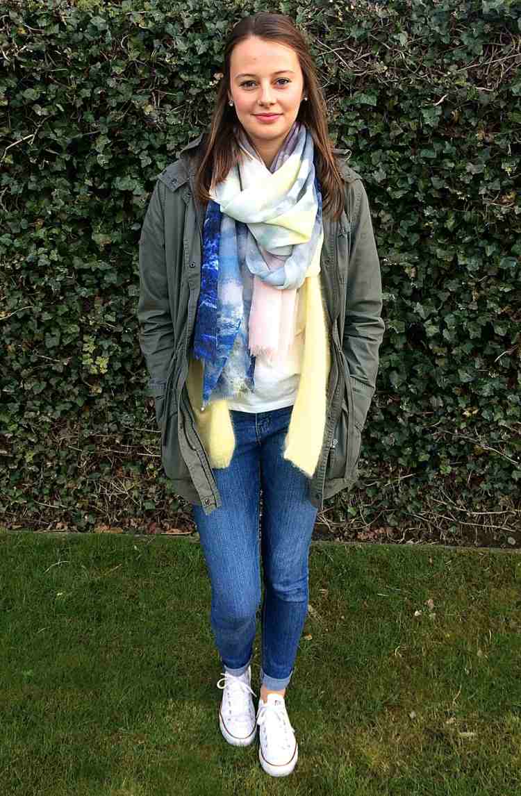 Na jeseň noste s Chucksom parku jesenný outfit chucks parka bunda khaki farebný doplnok šatka pestrý