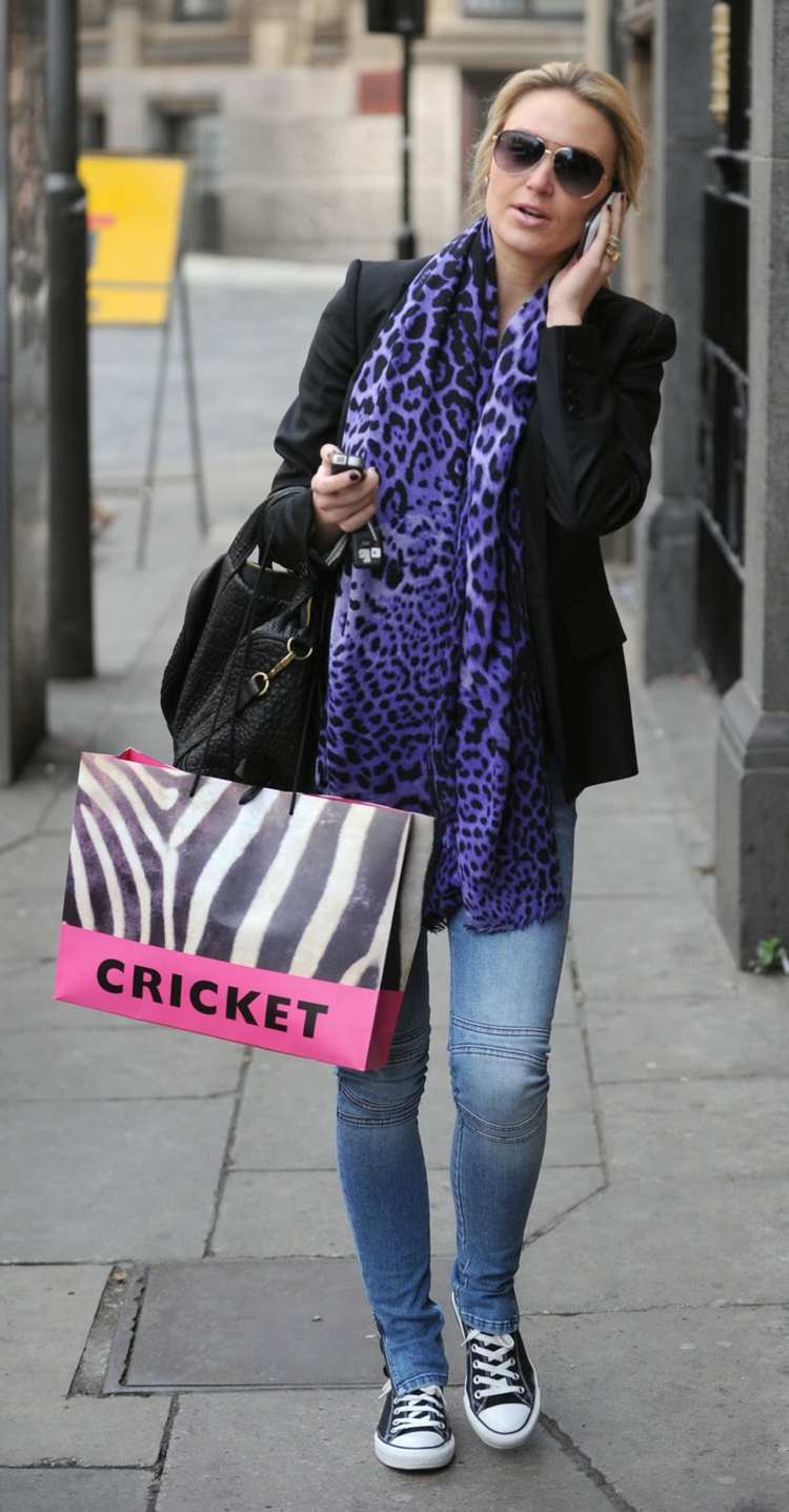 Jesenný Oufit pre ženy s fialovou šatkou s leopardím vzorom jesenný outfit chucks fialová šatka leopard vzor bunda sako