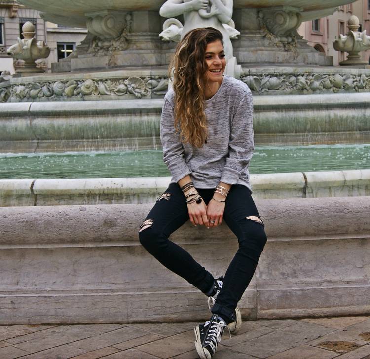 Skľučovadlá s ležérnym svetrom a džínsami v použitom vzhľade jesenný outfit skľučuje ležérny sveter sivé nohavice čierne použitý vzhľad