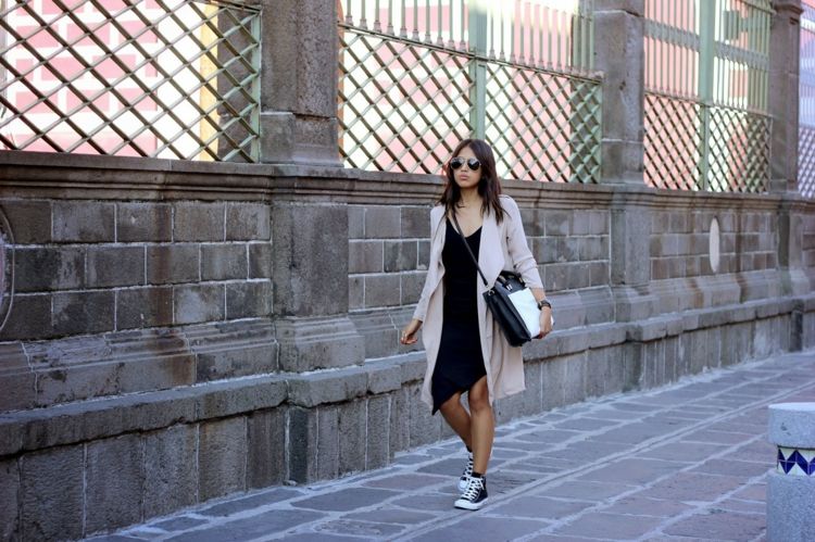 Šaty dolu a kolena jesenné outfitové skľučovadlo šaty čierny sveter dlhý street style ženy