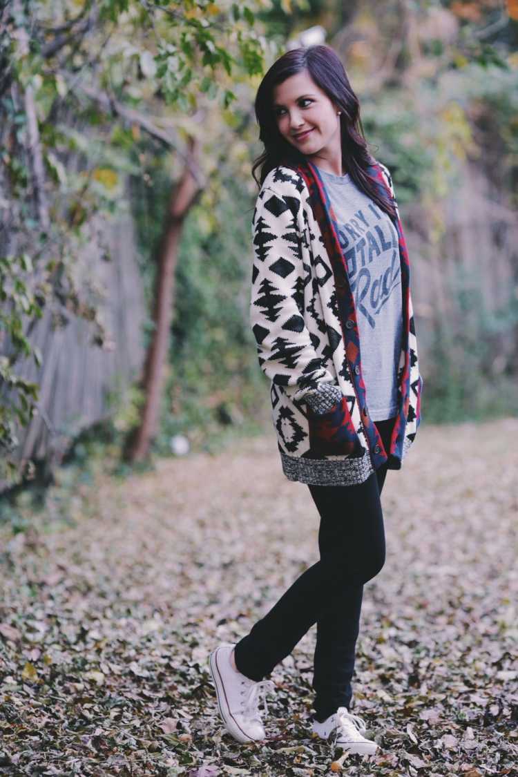 Chucka a pekný sveter na jeseň jesenný outfit skľučovadlo bunda vzor hrubá mikina šedá