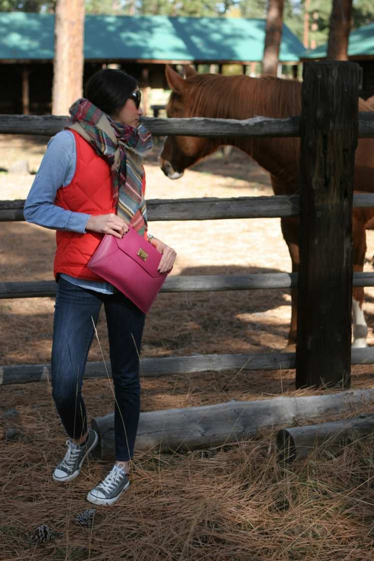 Outfit s vestou a skľučovadlami a šatkou ako doplnkom jesenné oblečenie skľučovadlo nápad červená vesta sveter rifle šatka károvaný