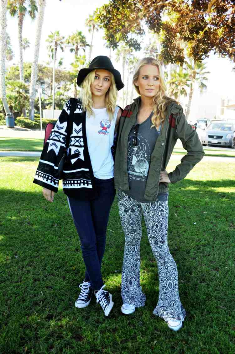 Jesenné outfity so skľučovadlami v štýle hippie jesenný outfit skrášľuje khaki sako v štýle hippie, pončo s rozšírenými nohavicami