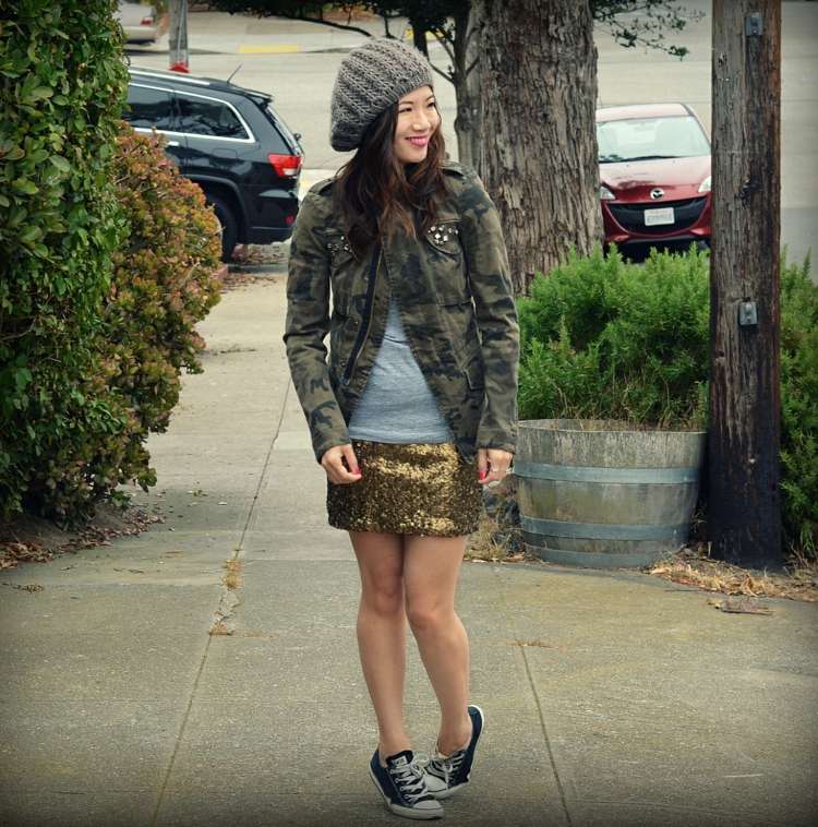 Originálny jesenný outfit so zlatou sukňou, skľučovadlami a armádnou bundou jesenný outfit skľučovadlo zlatá sukňa armádna bunda pletená čiapka jesenné farby