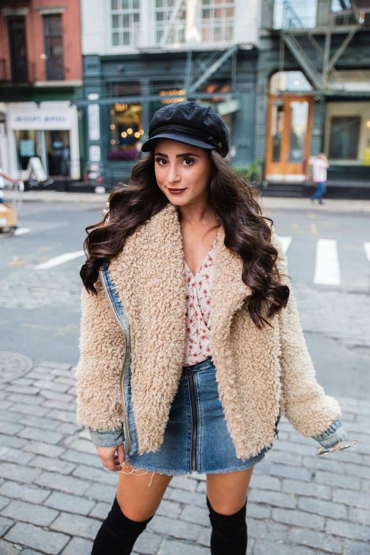 Oblečenie v plyšovom kabáte Kombinujte rifľovú sukňu na jeseň