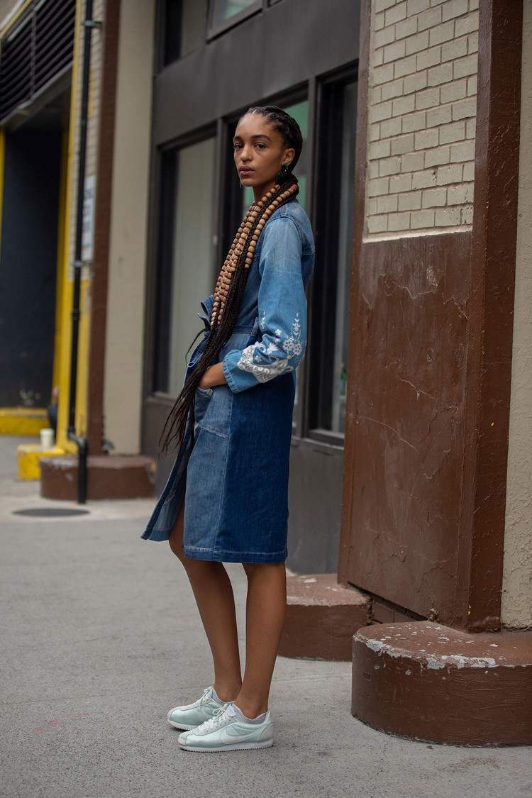 Patchwork trend 2020 jesenný outfit s riflovou sukňou