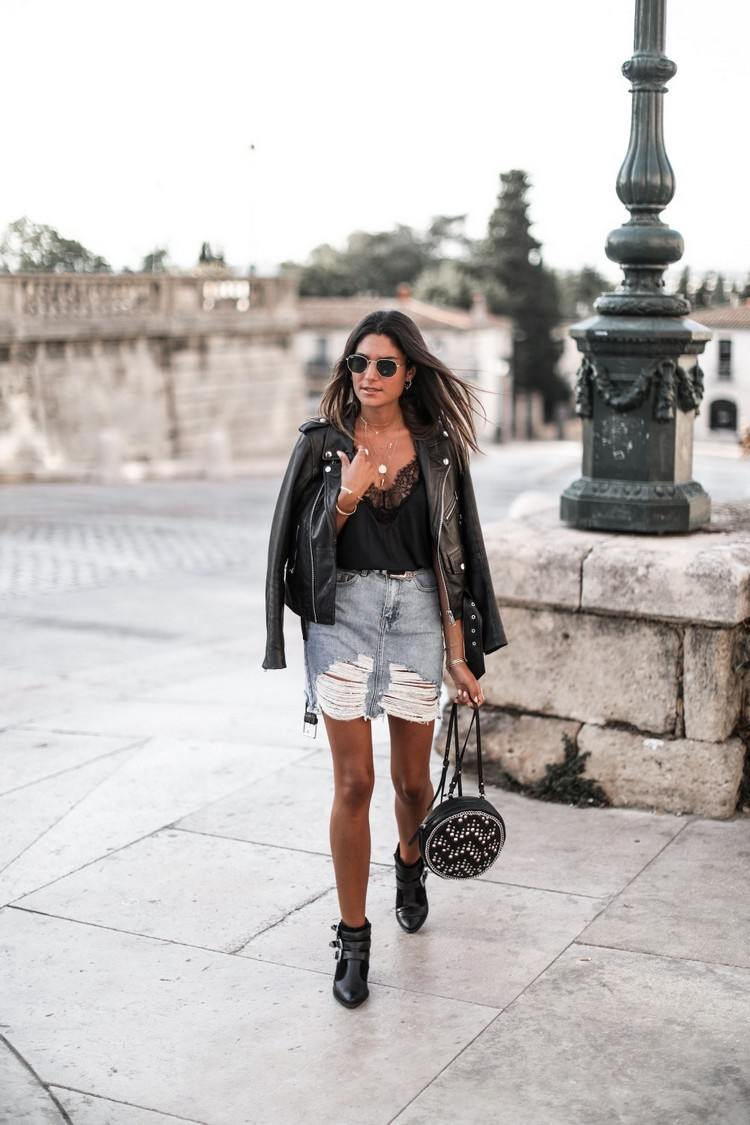 Kožená bunda kombinuje jesenný outfit s riflovou sukňou