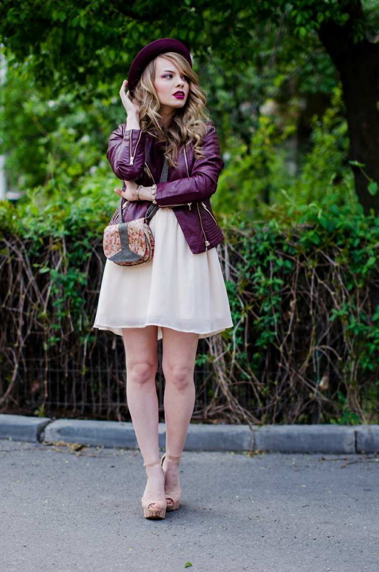 Fialová a Burghund sú veľmi vhodné ako jesenné farby jesenný outfit kožená bunda burghunder farebné šaty biely klobúk