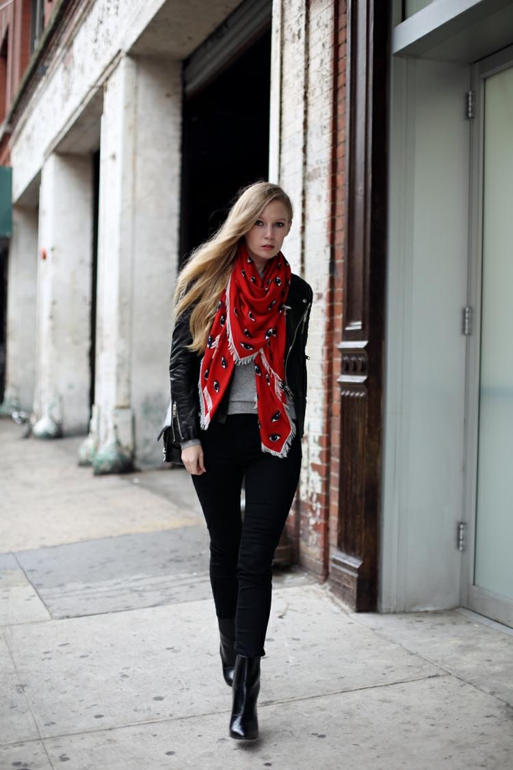 Koženú bundu noste so šatkou ako doplnok jesenný outfit s koženou bundou čierna červená šatka nápad elegantné členkové topánky