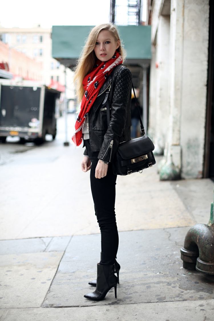 Oblečenie vyrobené z dvoch kontrastných farieb: červenej a čiernej jesenný outfit kožená bunda šatka nápad elegantné červené členkové topánky