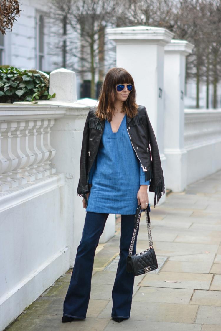 Jesenný outfit s tunikou v svetlo modrej a čiernej koženej bunde jesenný outfit kožená bunda tunika svetlo modré rifle rozšírené nohavice