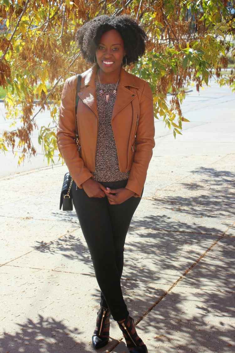 K čiernym legínam si oblečte hnedú koženú bundu jesenný outfit kožená bunda svetlohnedý pulover sivá voľná jesenná farba