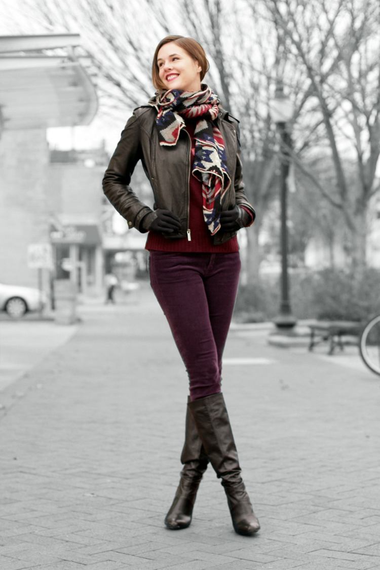 Hnedá kožená bunda sa perfektne hodí k nohaviciam v Burghunder jesenný outfit kožená bunda hnedý šál nohavice burghunder topánky