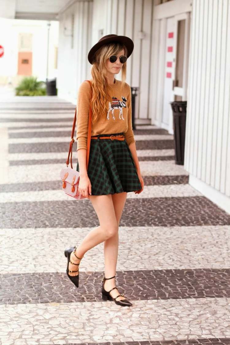 jesenný outfit so svetrom hravá sukňa károvaná zelená čiapka