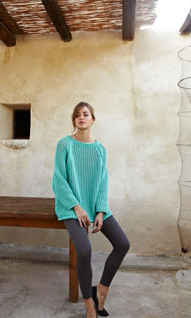 jesenný outfit s oversized svetrom tyrkysovo sivých legín