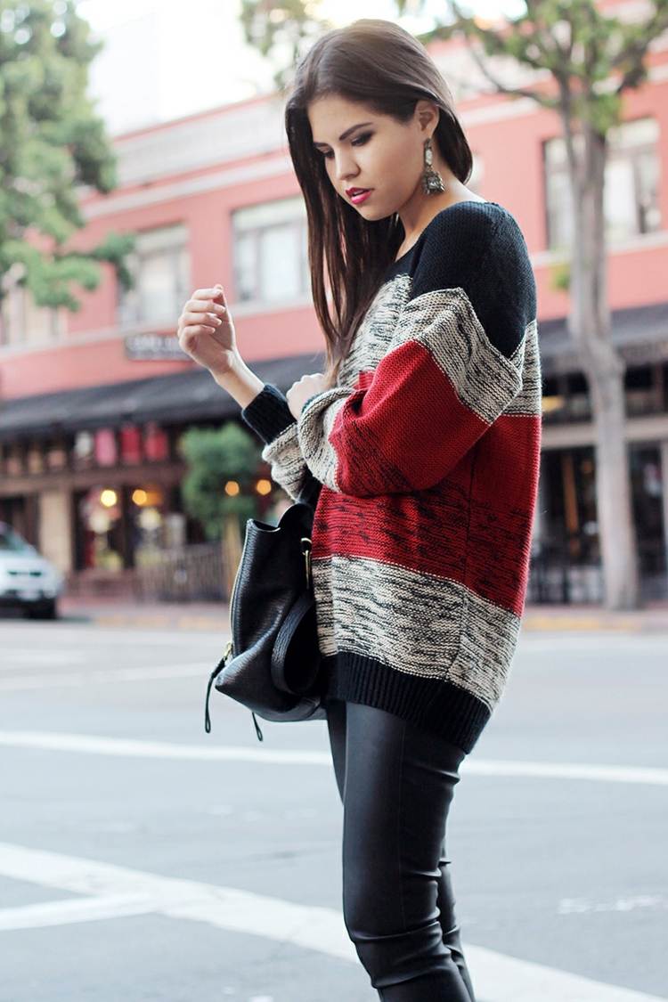 jesenný outfit so svetrom červeno sivé čierne pruhy legíny žiaria