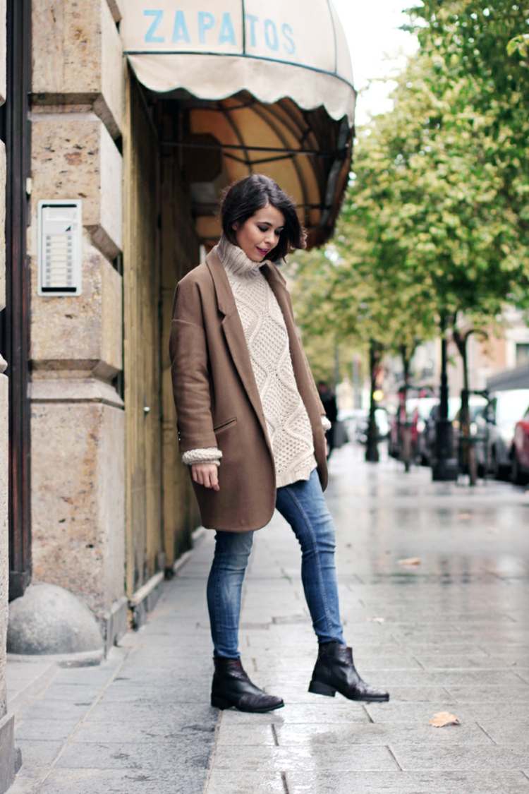 jesenný outfit so svetrom rolák béžový kabát semišové rifle čižmy