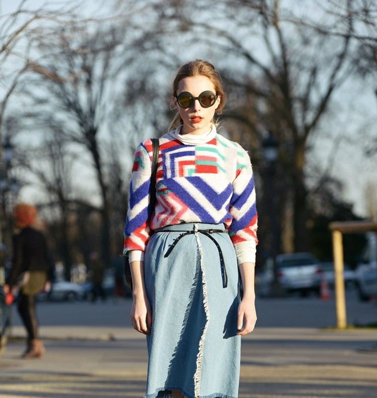 jesenný outfit so svetrom geometrickým vzorom modrá biela červená midi sukňa šedá