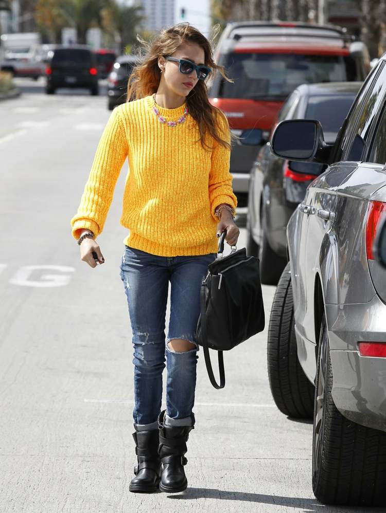 jesenný outfit so svetrom žlté rifle nohavice čižmy kabelka