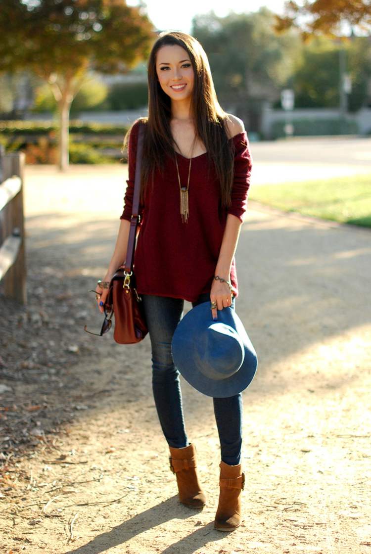 jesenný outfit pulóver bez ramienok tmavo červená bordová béžová čižma čiapka svetlo modrá