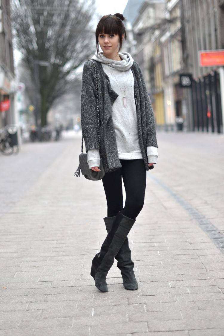 Jesenný outfit v odtieňoch šedej s legínami a čižmami jeseň-outfit-nápady-čižmy-sveter-sveter-sivé tóny