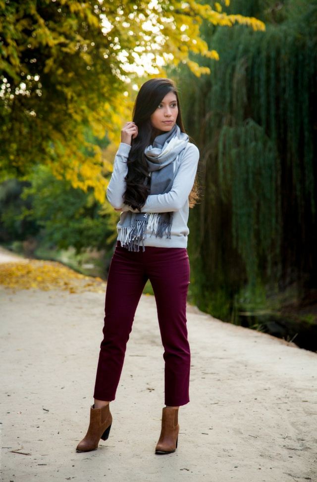 Vyberte si jesenný outfit - oblečte sa moderne a štýlovo nohavice trojštvrťový bordový sveter šál jesenné nápady