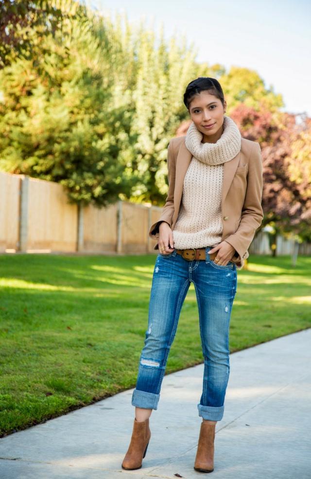 Oblečenie z pleteného svetra a džínsov rifle sveter pletená bunda béžové čižmy nízke