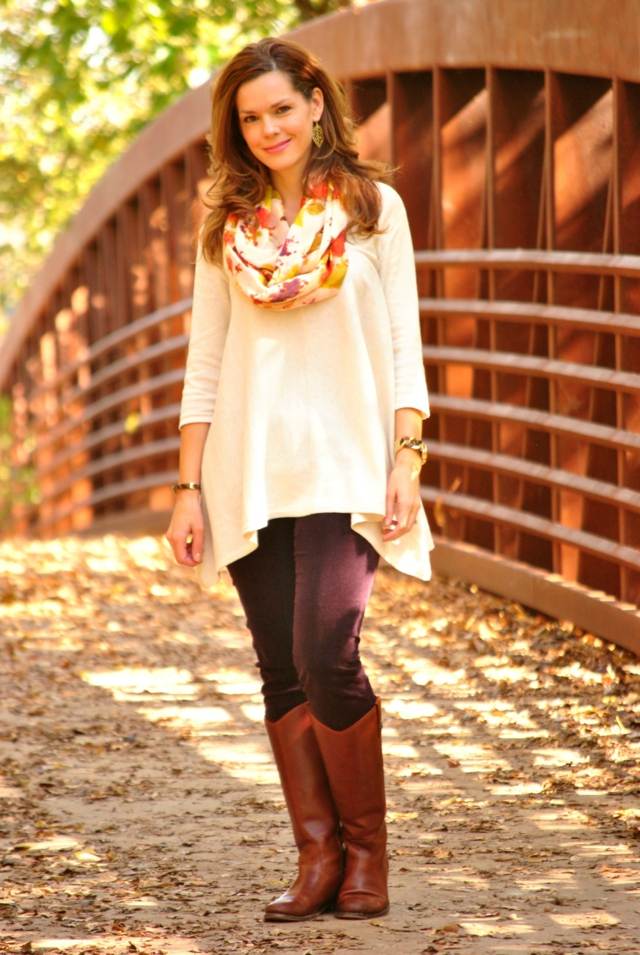 Jesenný outfit pozostávajúci z tuniky, nohavíc, čižiem a farebnej šatky tunika čižmy šatka farebné jesenné nohavice