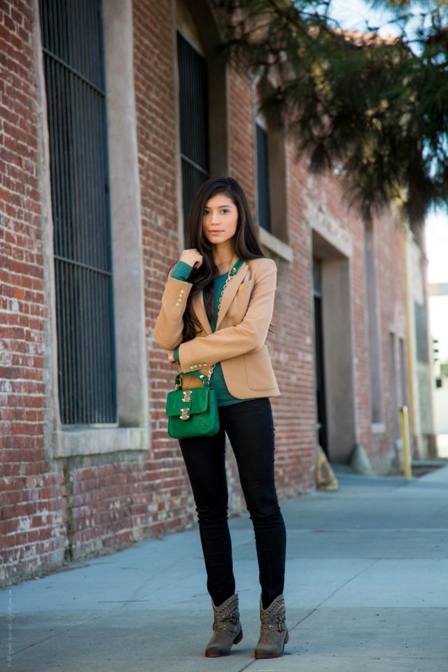 Jesenná kombinácia zelenej a béžovej sivé čižmy čierne nohavice bunda béžová kabelka