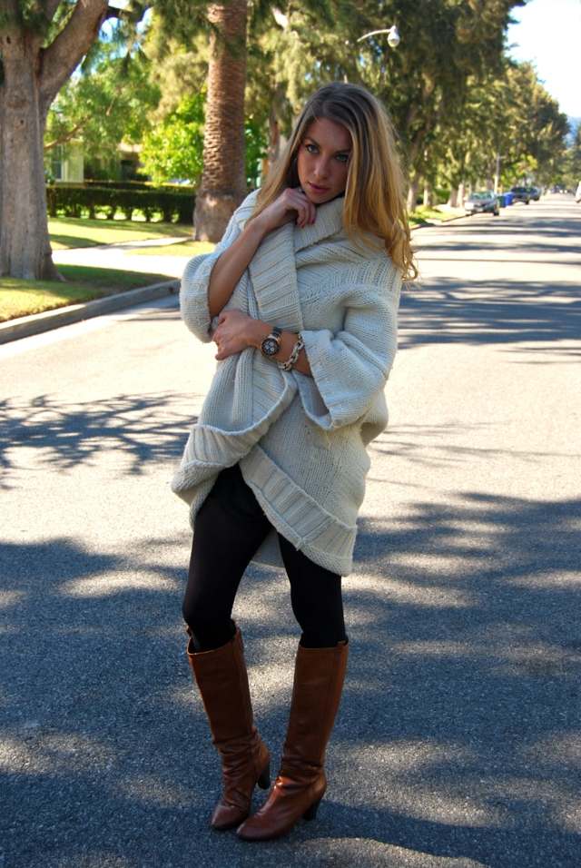 Vyberte si k svojmu jesennému outfitu príjemný pletený sveter pletená bunda biele čižmy svetlohnedé nohavice čierne