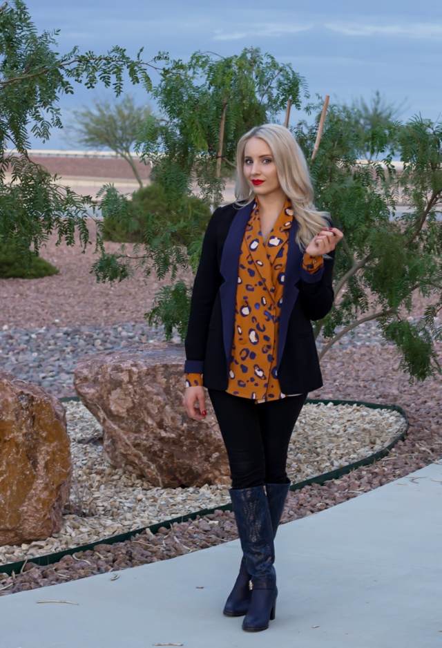 Na jeseň sú čižmy a zvieracie vzory nevyhnutné blúzka zvieracie motívy hnedé sako čižmy legíny