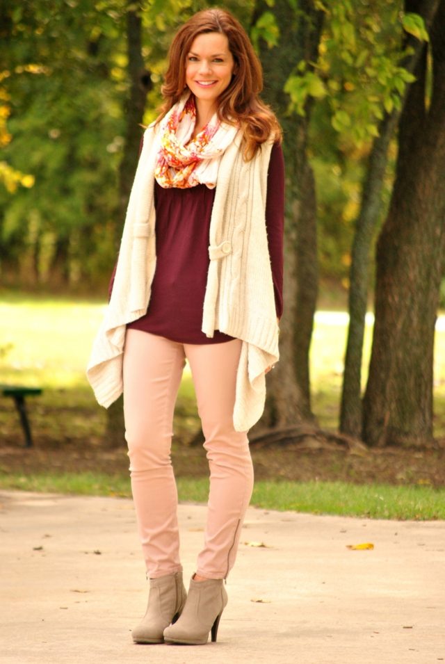 Skombinujte bielu vestu ako outfit so svetlými nohavicami blúzka nohavice pastelové čižmy šatka biela