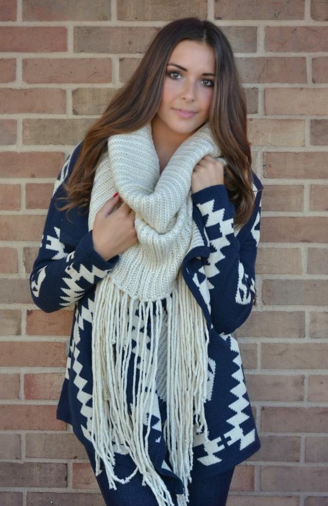Teplá jeseň s pončo a šatkou pončo sveter šál modrá biela jesenný štýl