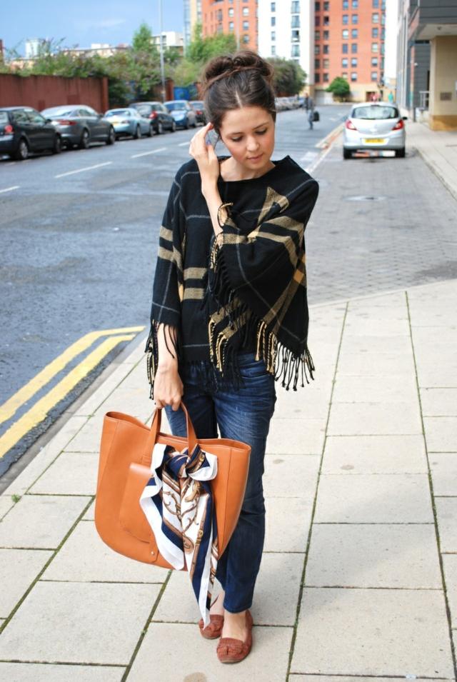 Ale jeseň môže byť aj teplá: tenké pončo čierna károvaná džínsová kabelka pončo hnedá