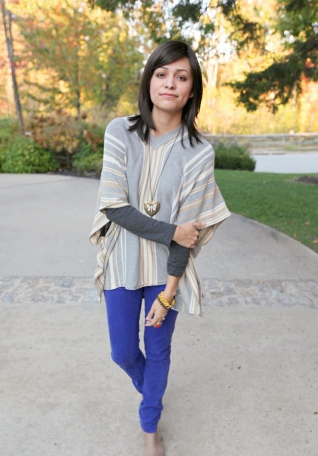 Pekný jesenný outfit - modré nohavice a pončo v pastelových farbách pruhované nohavice pončo modré nápady na outfit