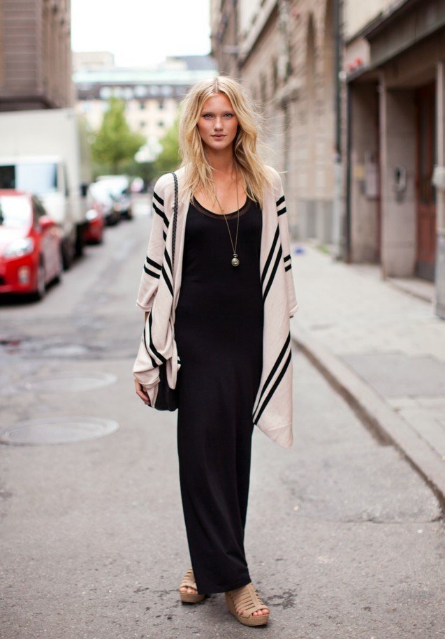 Outfit pozostávajúci z dlhých šiat v čiernej farbe a voľnej bundy dlhé šaty čierna bunda pruhovaná jeseň