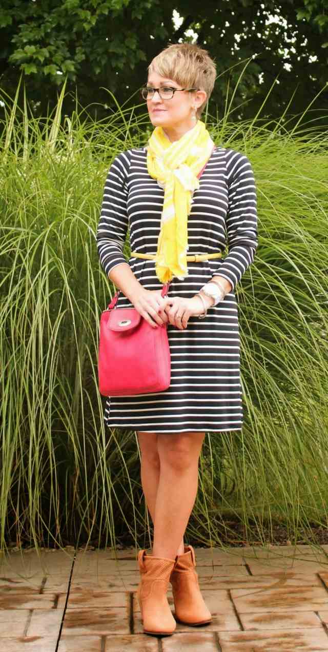 Jesenný outfit: pekné, pruhované šaty so žltým šálom a opaskom ako doplnok šaty šatka s dlhým rukávom žlté čižmy čižmy