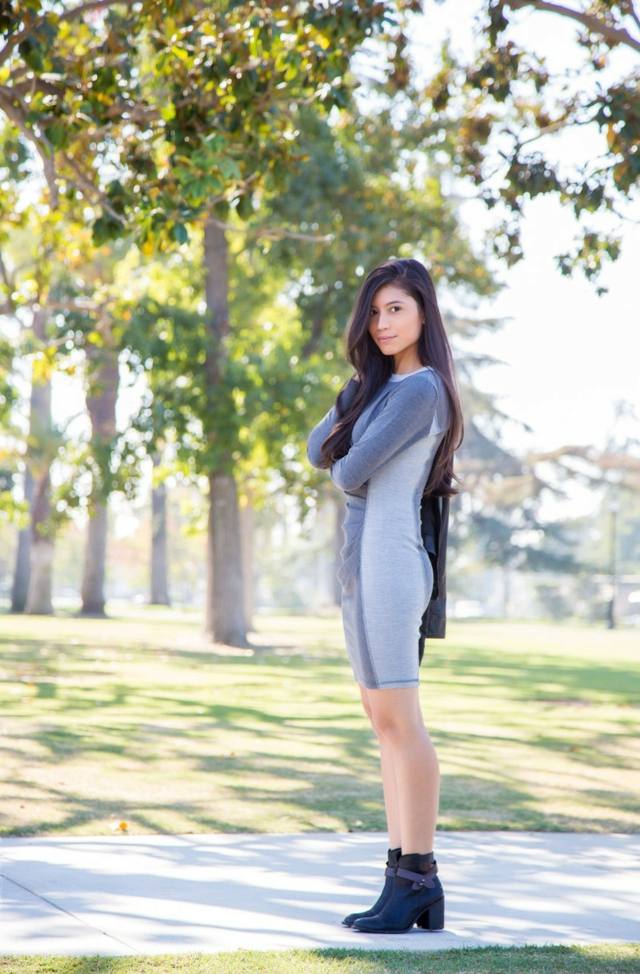 Čižmy k outfitu na jeseň šaty nízke topánky s dlhým rukávom sivá jeseň