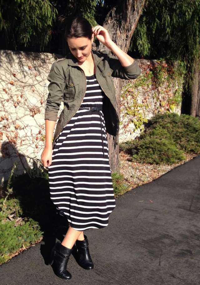 Teplé jesenné dni: pruhované šaty s tenkou bundou šaty pruhované čižmy bunda kaki čierna